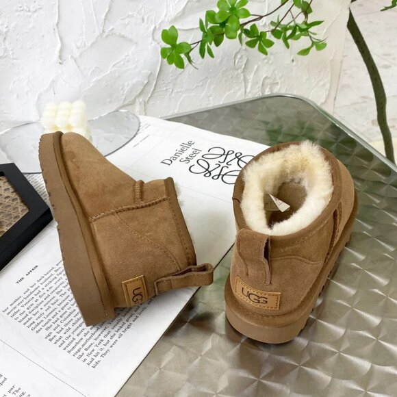 UGG Classic Mini Boots - Picture 4 of 4